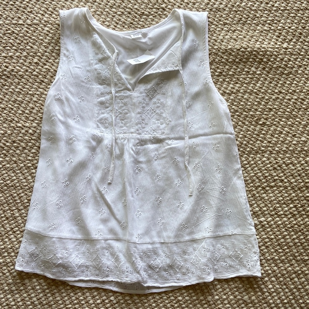White sleeveless Gap shirt